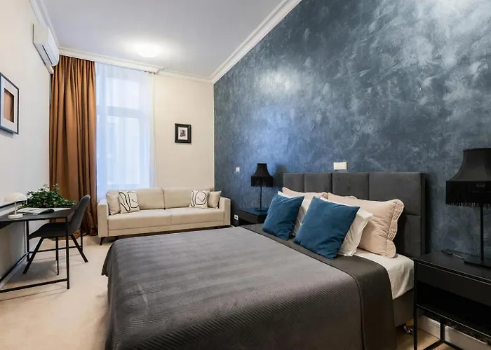 Majestic -150m2 With Iconic Market Square View As R506 *